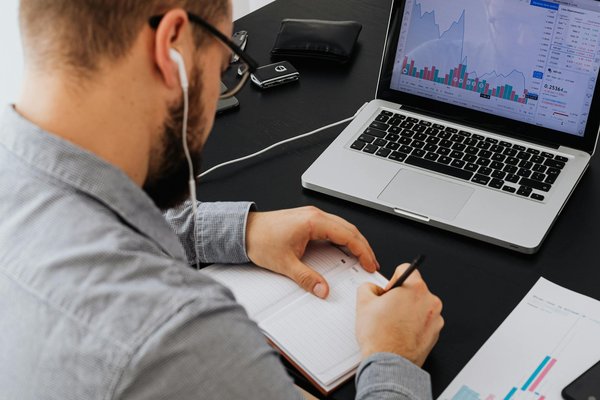 Comment les entreprises de services de nettoyage peuvent-elles utiliser les réseaux sociaux pour attirer des clients?