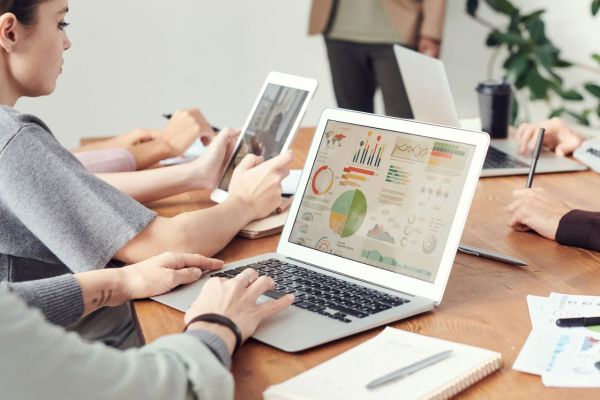 Quelles stratégies de marketing digital pour promouvoir une application de gestion de portefeuille d'actions?