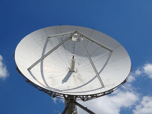 Quels sont les avantages des systèmes de communication satellite pour les zones rurales?